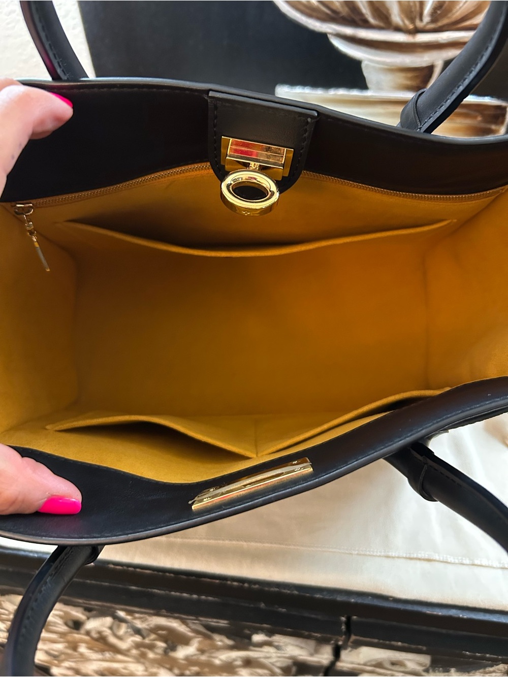 Authentic Louis Vuitton On My Side MM - Picture 6 of 15